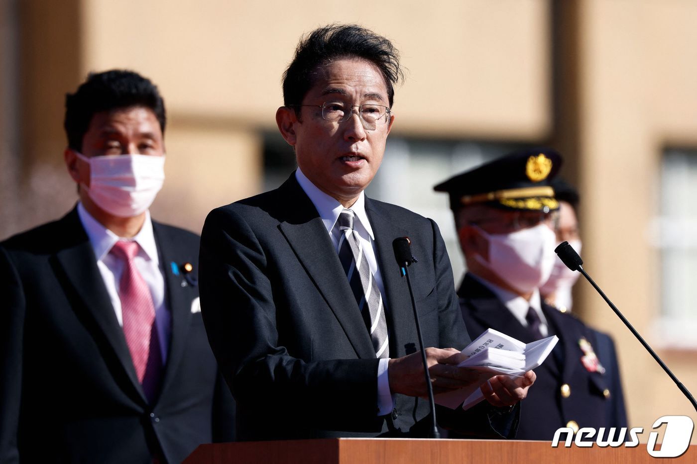 본문 이미지 - 기시다 후미오 일본 총리가 27일 (현지시간) 도쿄 네리마에 있는 육상 자위대의 아사카 주둔지에서 열린 사열식서 “상대국 영역에서 저지하는 '적 기지 공격 능력'의 보유를 배제하지 않고 방위력을 강화해 가겠다”고 연설을 하고 있다. ⓒ AFP=뉴스1 ⓒ News1 우동명 기자