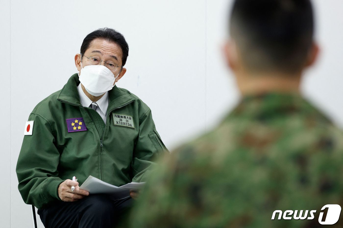 본문 이미지 - 기시다 후미오 일본 총리가 27일 (현지시간) 도쿄 네리마에 있는 육상 자위대 사열식에서 대원과 얘기를 하고 있다. ⓒ AFP=뉴스1 ⓒ News1 우동명 기자