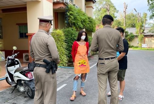 본문 이미지 - 올리브 아란야 아파이소가 경찰의 지시에 따라 앞치마를 착용, 가슴을 가리고 있다. (더선 갈무리) ⓒ 뉴스1