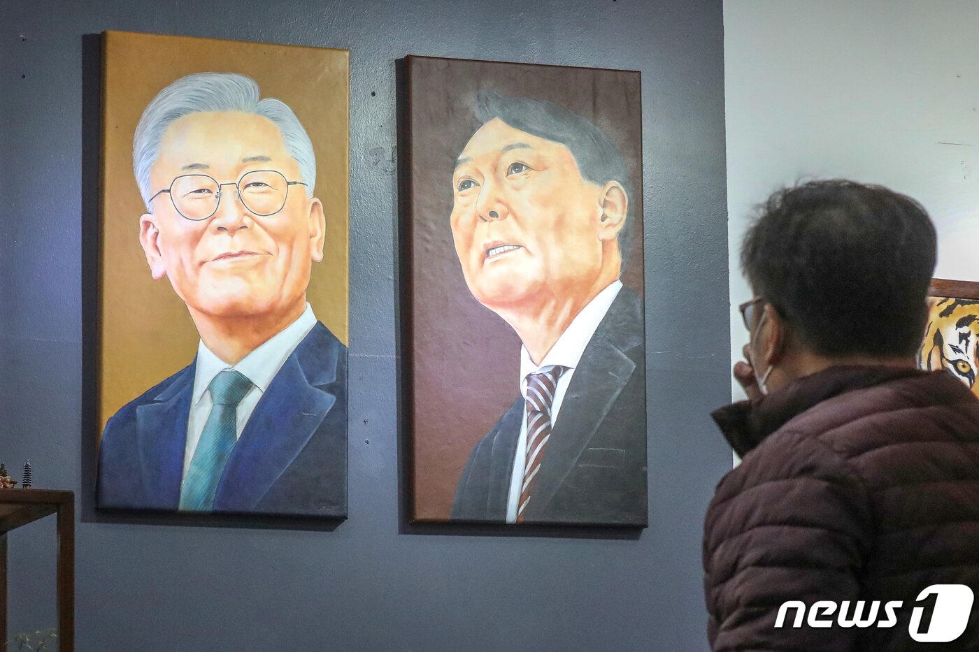 본문 이미지 - 제20대 대통령선거를 101일 앞둔 28일 서울 중구의 한 갤러리에 이재명 더불어민주당 대선 후보와 윤석열 국민의힘 대선후보 그림이 걸려 있다. 2021.11.28/뉴스1 ⓒ News1 민경석 기자