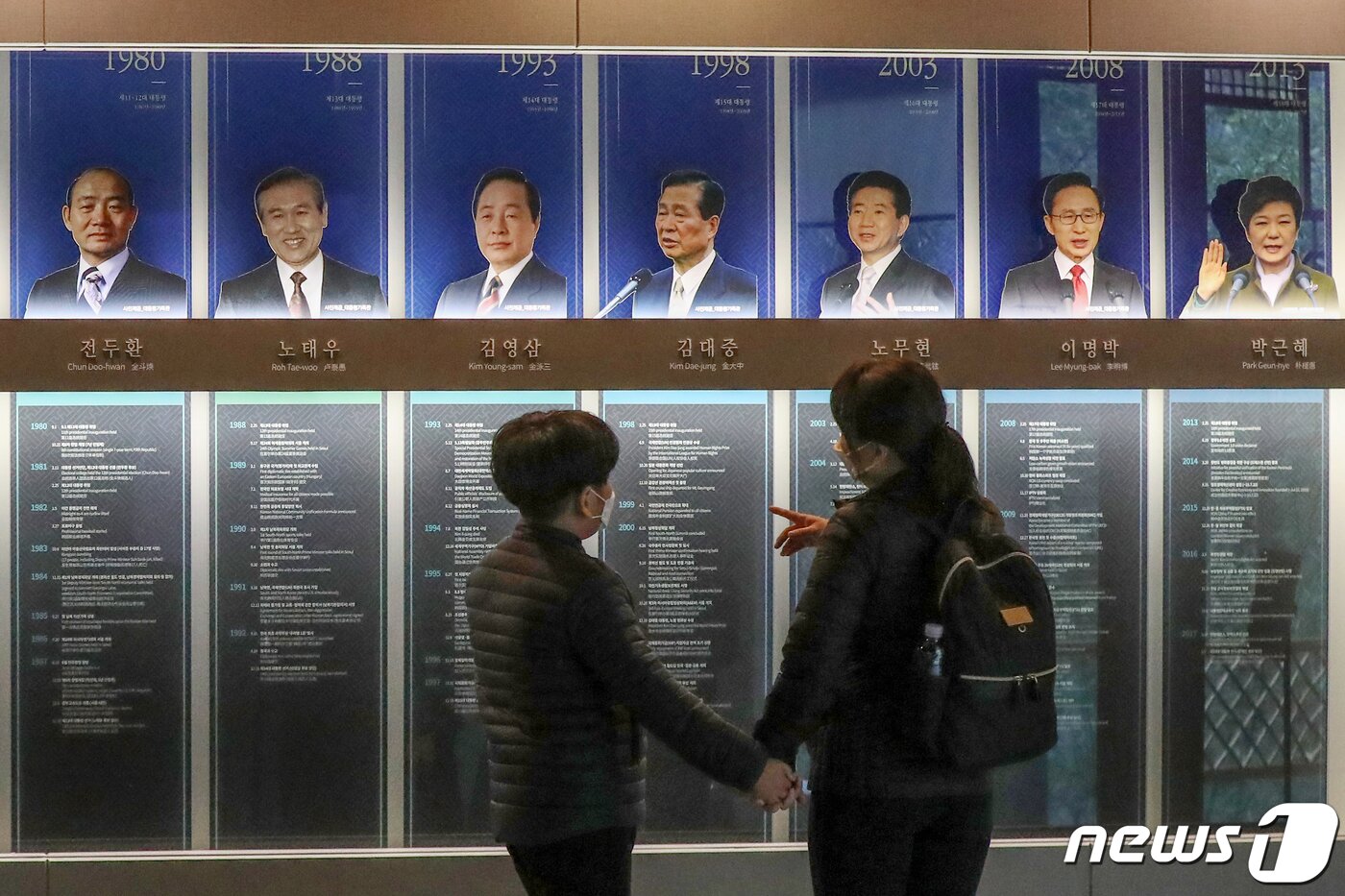 본문 이미지 - 제20대 대통령선거를 101일 앞둔 28일 서울 종로구 청와대 사랑채 전시관에 역대 대통령들의 사진이 걸려 있다. 2021.11.28/뉴스1 ⓒ News1 민경석 기자