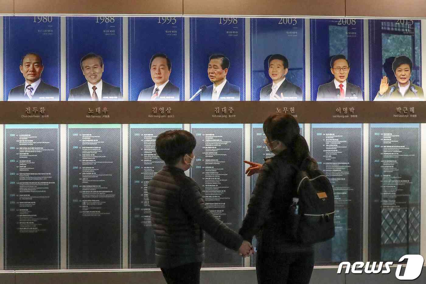 제20대 대통령선거를 101일 앞둔 28일 서울 종로구 청와대 사랑채 전시관에 역대 대통령들의 사진이 걸려 있다. 2021.11.28/뉴스1 © News1 민경석 기자