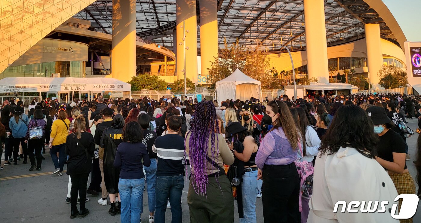 본문 이미지 - 그룹 방탄소년단(BTS)이 2년만에 미국에서 대면콘서트를 가졌다. 27일 오후 로스앤젤레스 소파이(SO-FI) 스타디움에서 'BTS 퍼미션 투 댄스 온 스테이지 인 LA'(BTS PERMISSION TO DANCE ON STAGE in LA)의 첫날 공연을 찾은 팬들이 공연장에 들어가기 위해 줄을 서서 기다리고 있다. 2021.11.28 ⓒ 뉴스1 고승아 기자