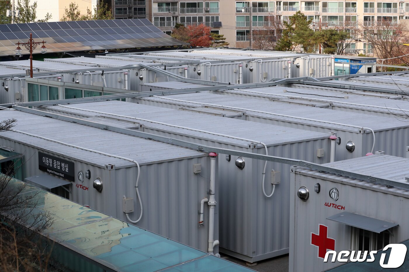 본문 이미지 - 28일 서울 은평구 서울시립서북병원 주차장에 위중증 환자 급증에 대비한 이동형 음압 병실이 설치되어 있다. ⓒ News1 황기선 기자