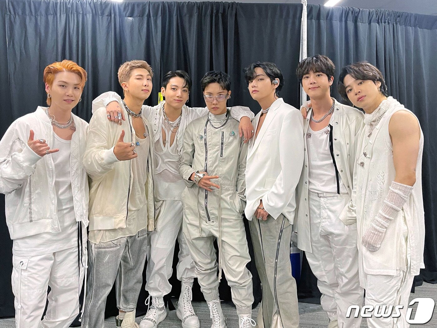 본문 이미지 - 지난 2021년 미국 로스앤젤레스 소파이(SO-FI) 스타디움에서 'BTS 퍼미션 투 댄스 온 스테이지 인 LA'(BTS PERMISSION TO DANCE ON STAGE in LA)의 1회차 공연을 가진 BTS 멤버들은 공식 트위터를 통해 대기실 등의 사진을 공개한 모습.. (BTS 오피셜 트위터 제공) 2021.11.28/뉴스1