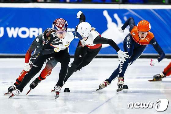 국제빙상경기연맹(ISU) 4차 월드컵 대회 여자 1000m에서 금메달을 딴 최민정. © AFP=뉴스1