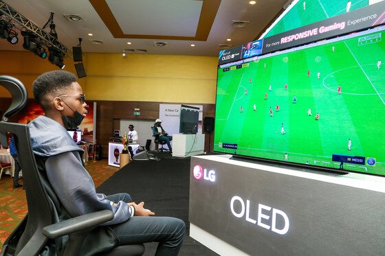 본문 이미지 - LG 올레드 TV로 축구게임을 즐기고 있는 모습. (LG전자 제공) 2021.11.29/뉴스1