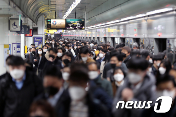 서울 세종대로 지하철 광화문역에서 마스크를 착용한 시민들이 출근길 발걸음을 재촉하고 있다. 임신부가 사산한 태아에 이어 10세 미만 소아가 신종 코로나바이러스 감염증(코로나19)에 감염됐다가 숨진 것으로 나타나자 학부모들 사이에서 우려의 목소리가 커지고 있다./뉴스1 © News1 황기선 기자