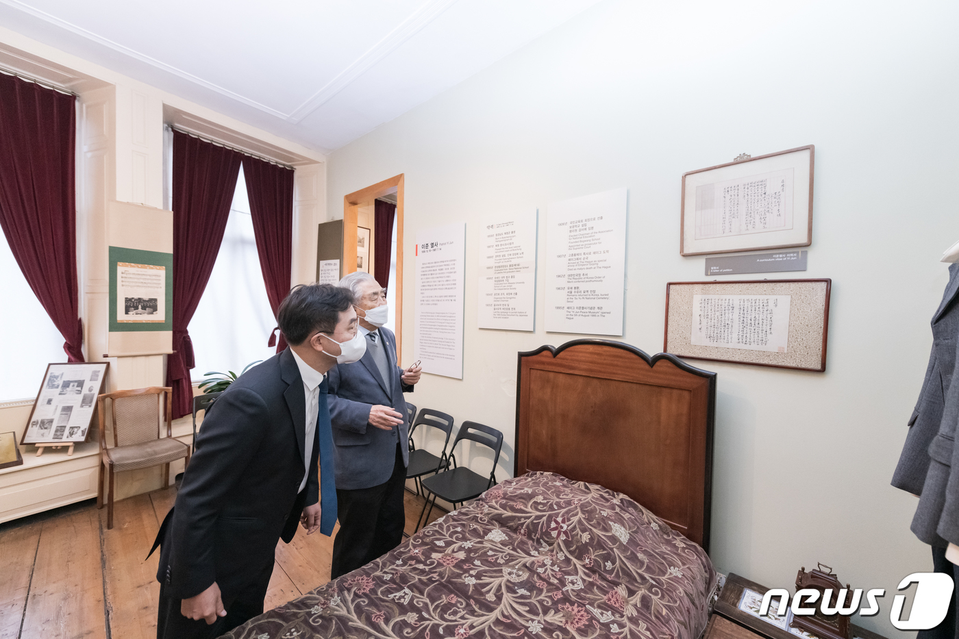 (서울=뉴스1) = 이남우 국가보훈처 차장이 26일(현지시간) 한국 및 벨기에 6·25 참전용사후손 및 대학생 20여명과 함께 네덜란드 헤이그 특사 이준 열사 기념관을 둘러보고 있 …