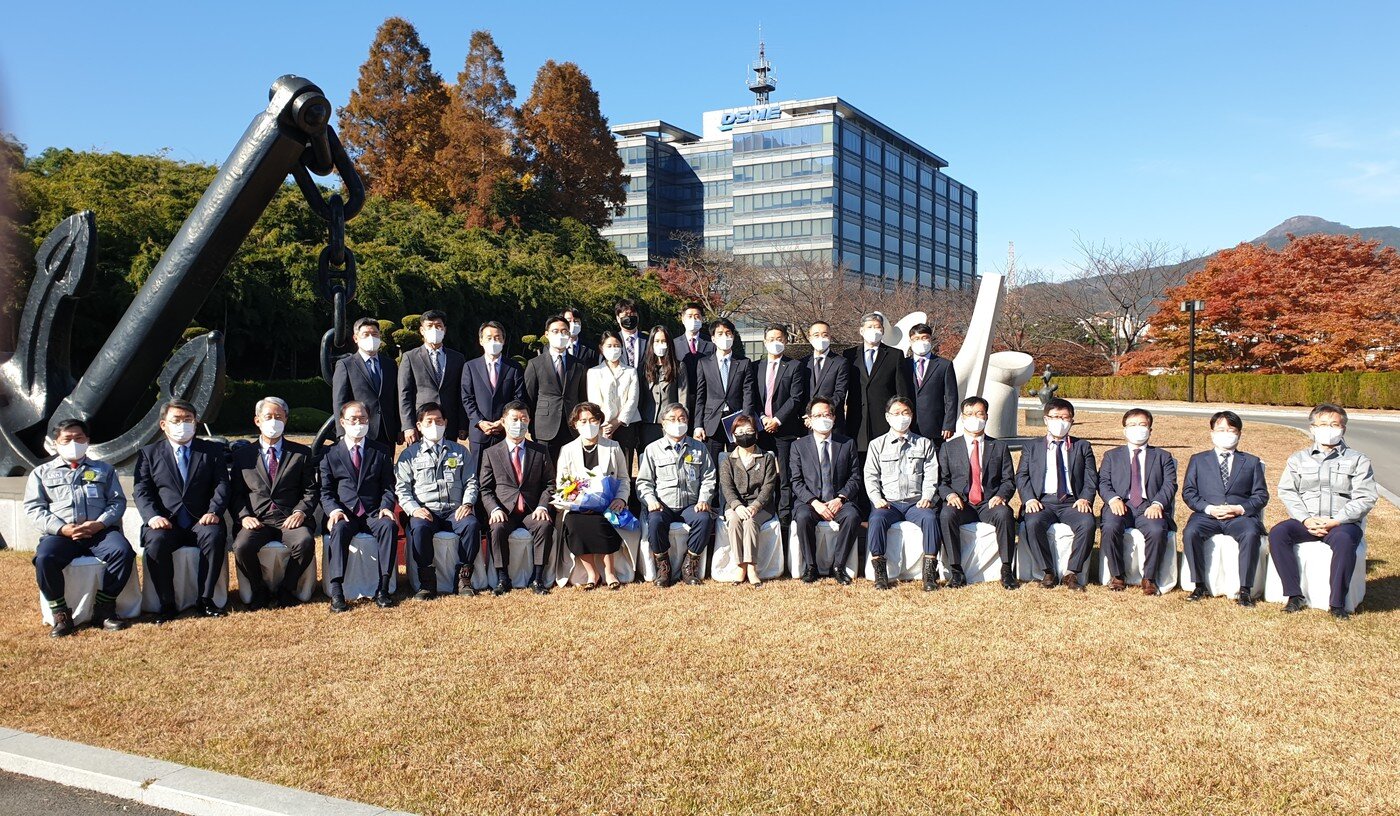 본문 이미지 - 안중호 팬오션 대표 (왼쪽에서 네번째), 김홍국  하림그룹회장(여섯번째), 오수정 여사 (일곱번째), 이성근 대우조선해양 사장 (여덟번째), 신흥식 캠코 사장 직무대행 열번째)ⓒ 뉴스1