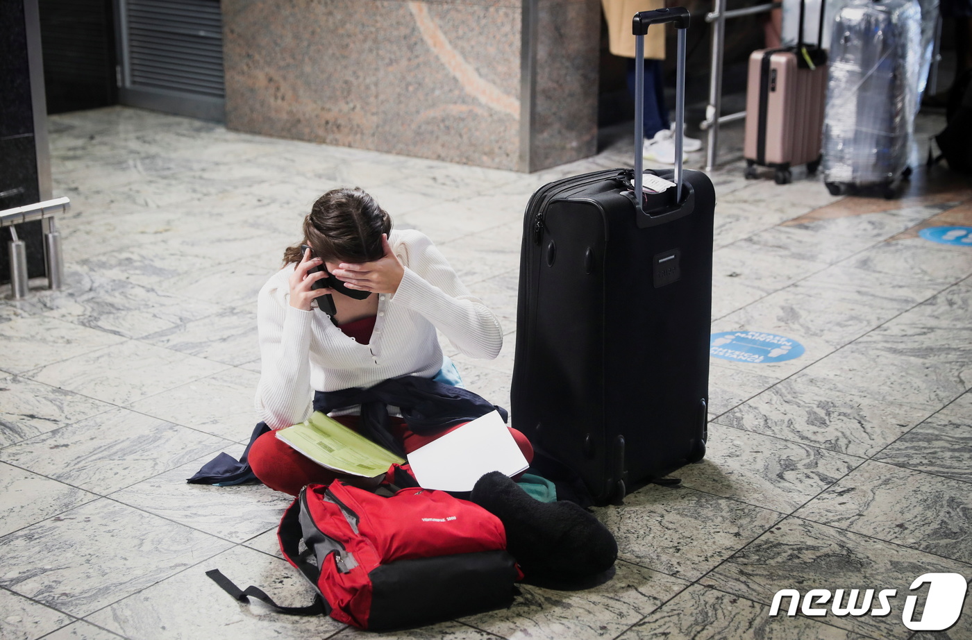 (로이터=뉴스1) 윤지원 기자 = 28일(현지시간) 남아프리카공화국을 떠나는 항공편이 운항을 중단하고 있는 가운데 요하네스버그의 OR탐보 국제공항에서 한 승객이 항공편을 찾고 있다 …