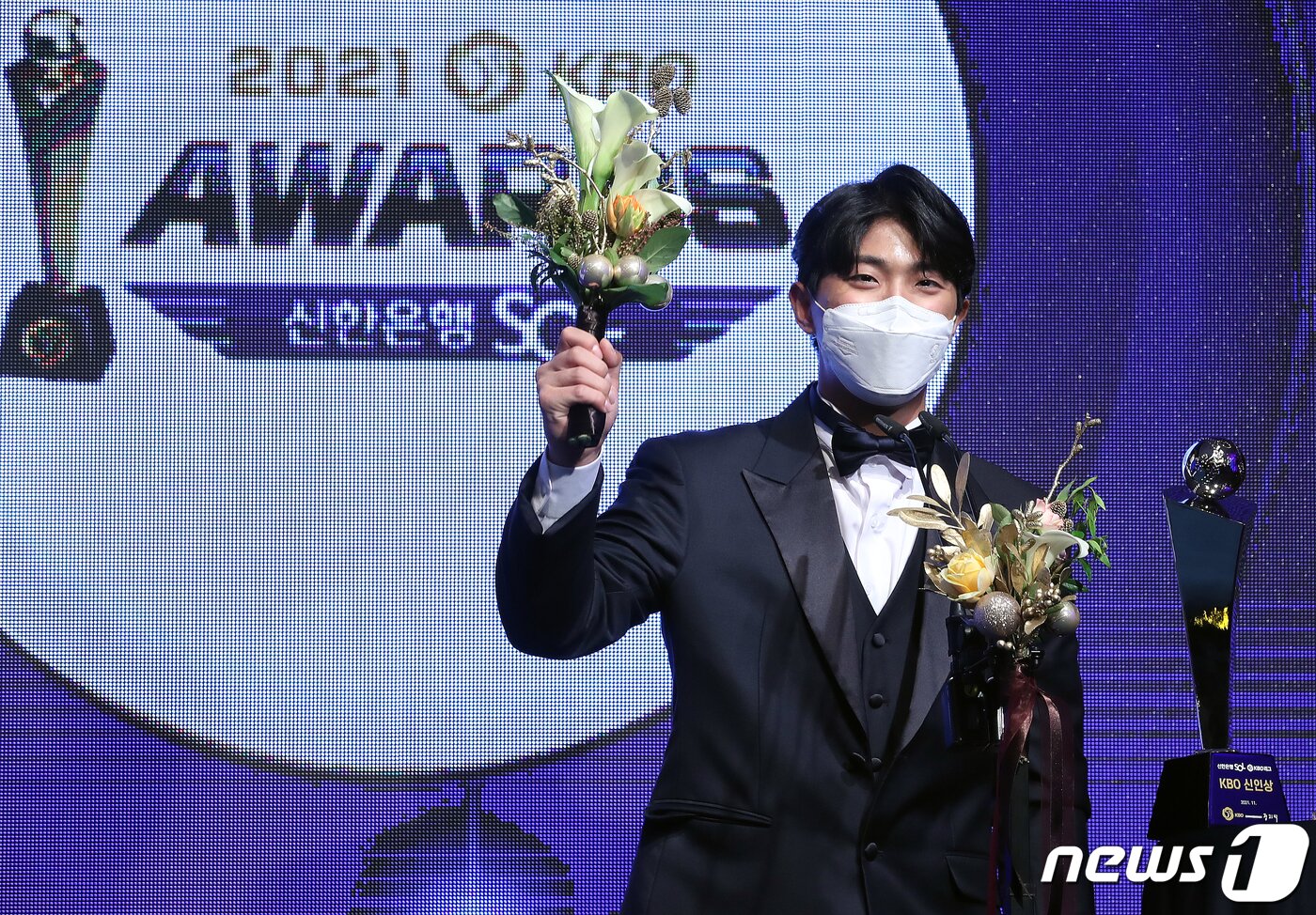 본문 이미지 - 29일 오후 서울 강남구 논현동 임피리얼 팰리스 서울에서 열린 ‘2021 신한은행 SOL KBO 시상식’에서 신인상을 수상한 KIA 타이거즈 이의리가 수상 소감을 밝히고 있다. 2021.11.29/뉴스1 ⓒ News1 김진환 기자