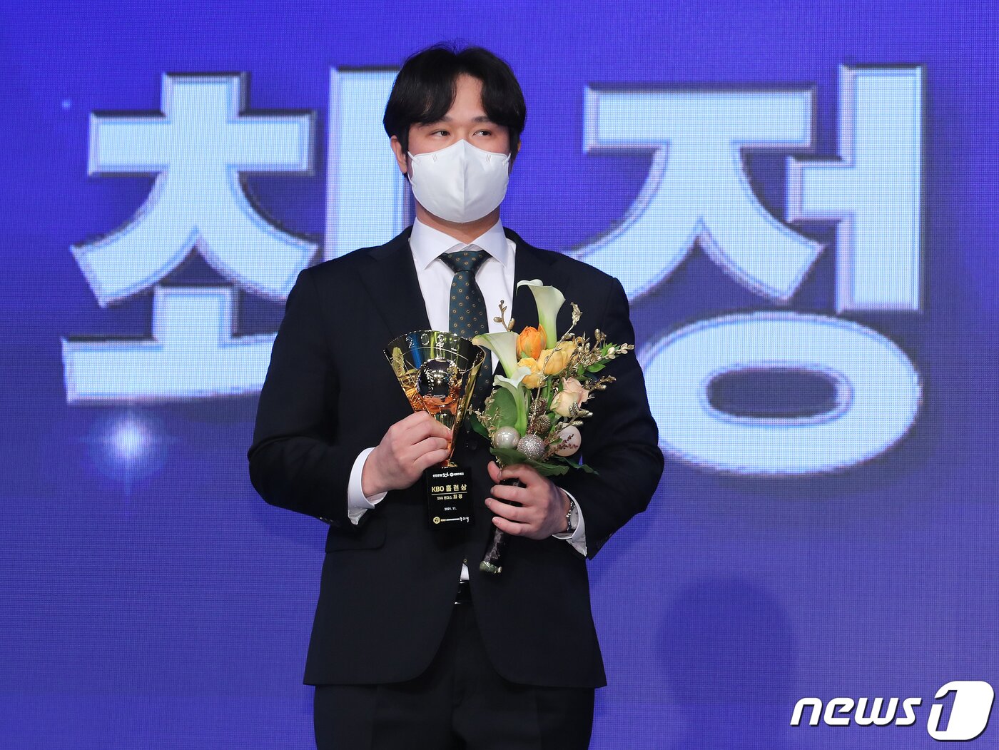 본문 이미지 - 29일 오후 서울 강남구 논현동 임피리얼 팰리스 서울에서 열린 ‘2021 신한은행 SOL KBO 시상식’에서 홈런왕을 수상한 SSG랜더스 최정이 기념촬영을 하고 있다. 2021.11.29/뉴스1 ⓒ News1 김진환 기자
