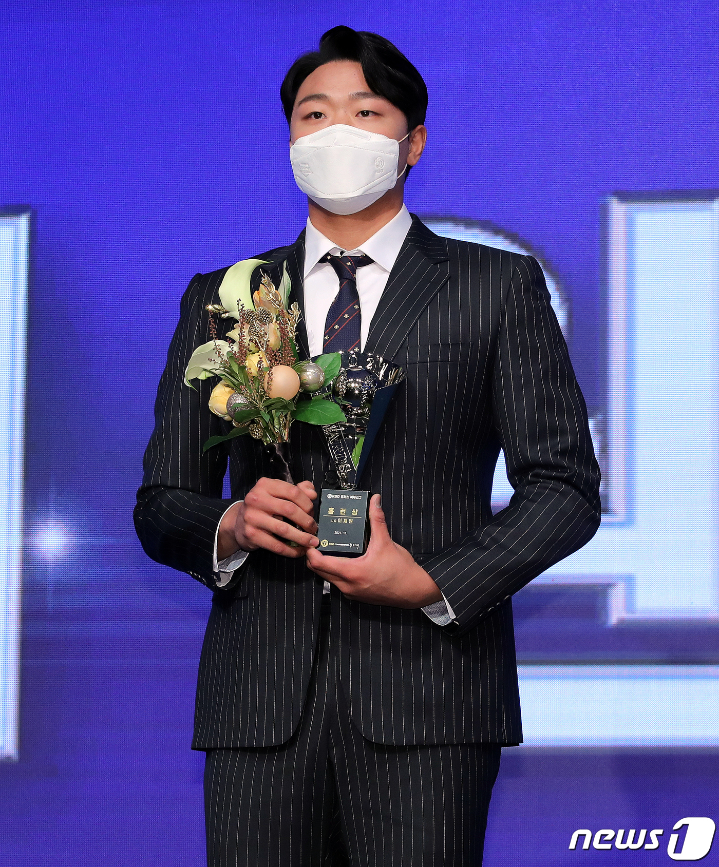 (서울=뉴스1) 김진환 기자 = 29일 오후 서울 강남구 논현동 임피리얼 팰리스 서울에서 열린 ‘2021 신한은행 SOL KBO 시상식’에서 LG트윈스 이재원이 퓨처스리그 홈런상을 …