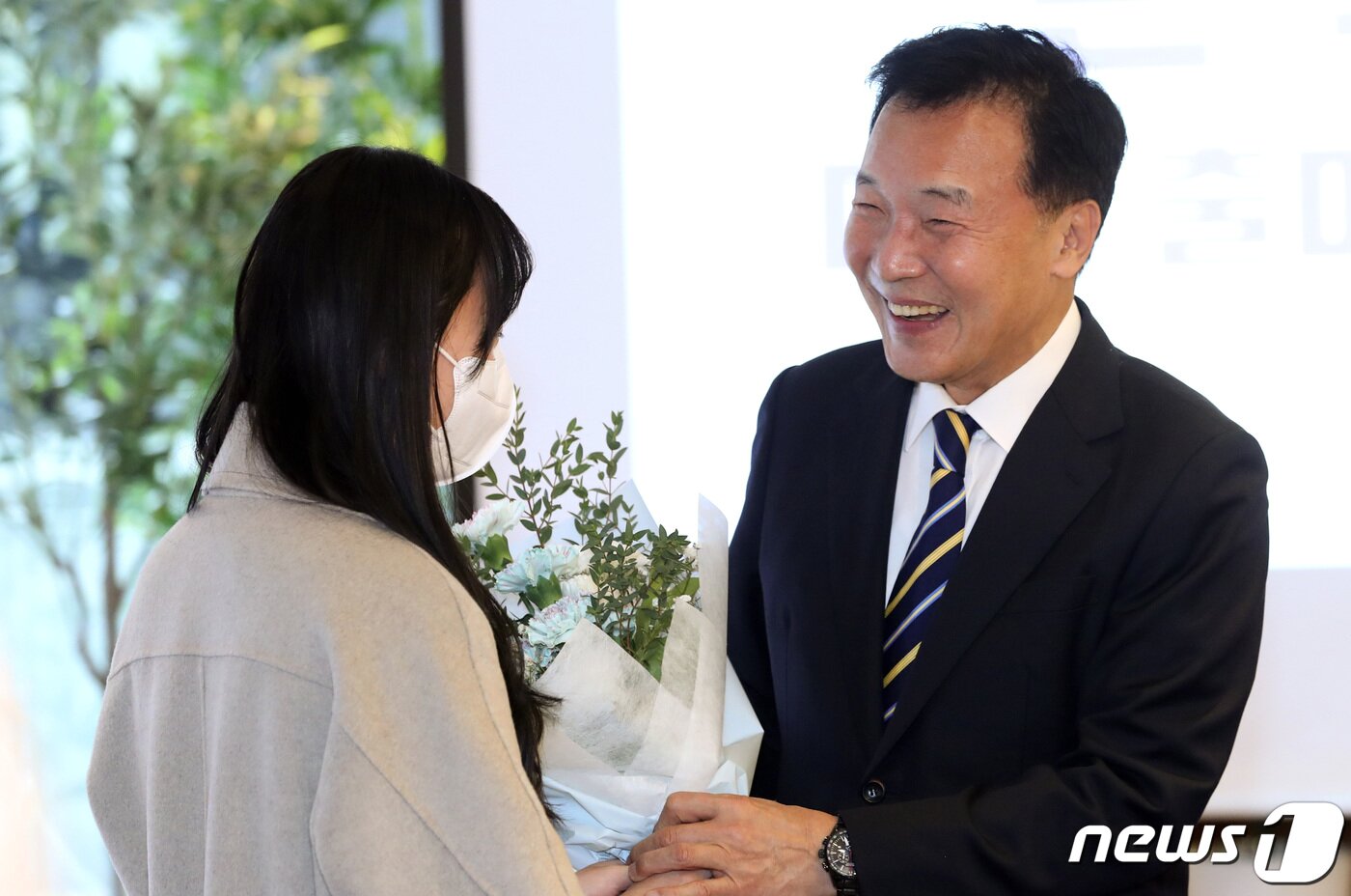 본문 이미지 - 손학규 전 바른미래당 대표가 29일 서울 여의도 한 카페에서 제20대 대선 출마 선언을 마친 뒤 꽃다발을 받고 있다. 2021.11.29/뉴스1 ⓒ News1 구윤성 기자
