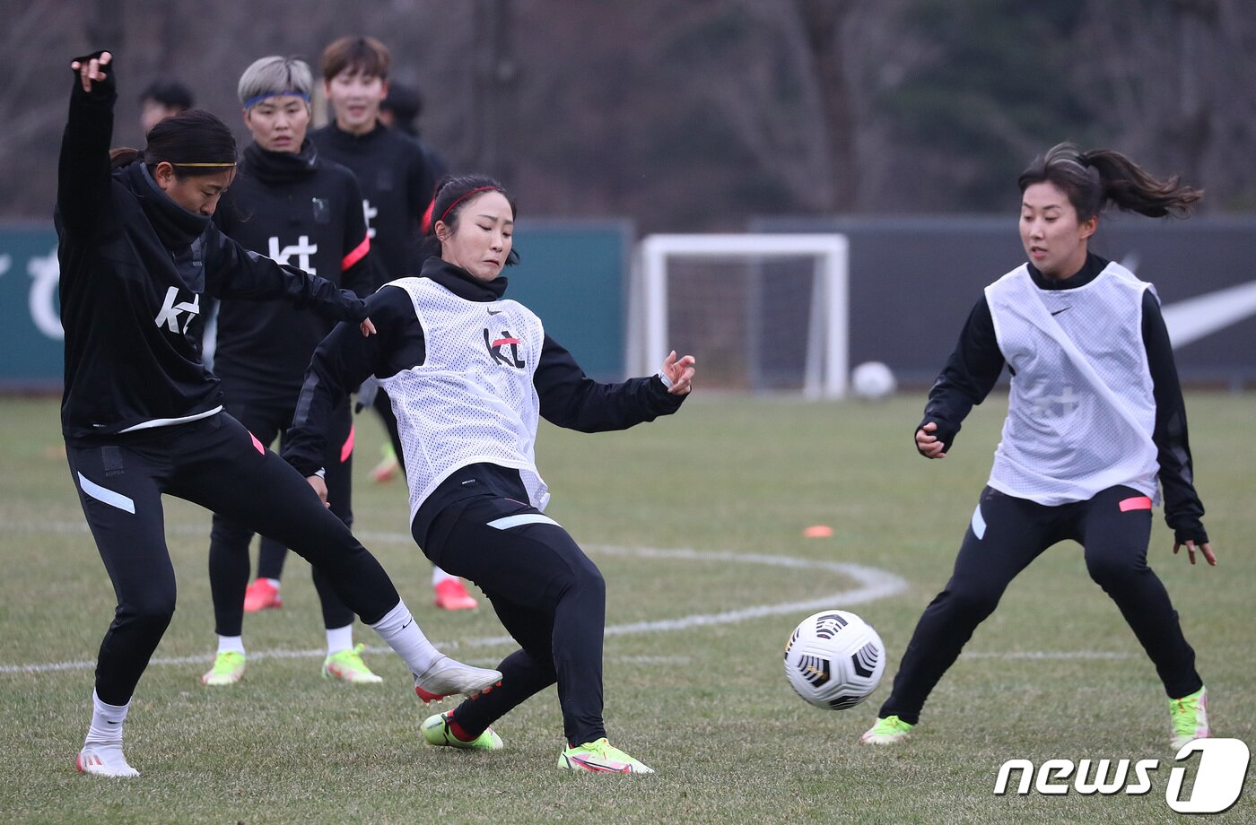 본문 이미지 - 뉴질랜드와 2차 평가전을 앞둔 한국 여자축구대표팀 이영주(가운데)와 추효주(오른쪽)가 29일 오후 경기도 파주 축구 국가대표 트레이닝센터(NFC)에서 훈련을 하고 있다. 2021.11.29/뉴스1 ⓒ News1 이성철 기자