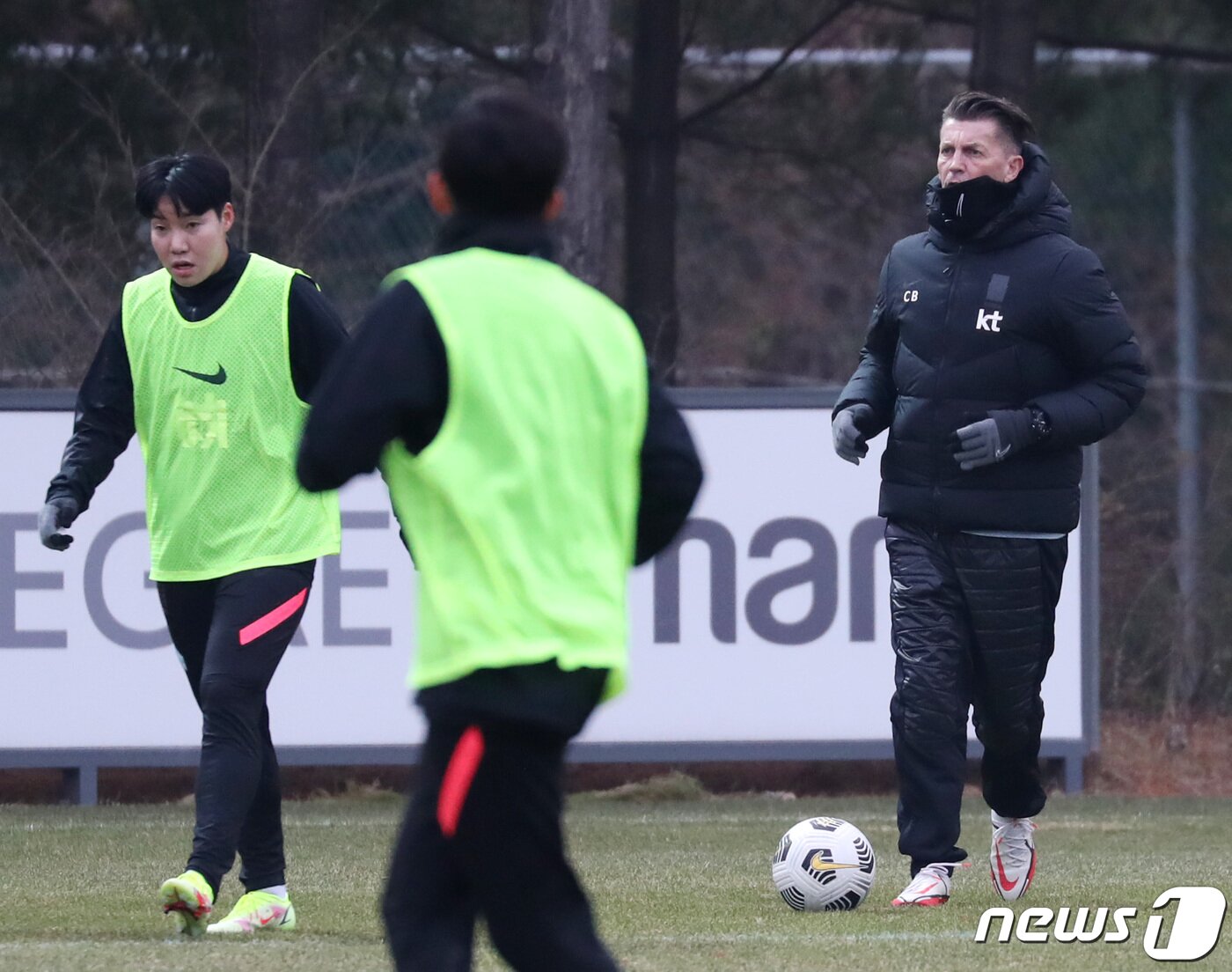 본문 이미지 - 뉴질랜드와 2차 평가전을 앞둔 한국 여자축구대표팀 콜린 벨 감독이 29일 오후 경기도 파주 축구 국가대표 트레이닝센터(NFC)에서 선수들과 훈련하고 있다. 2021.11.29/뉴스1 ⓒ News1 이성철 기자