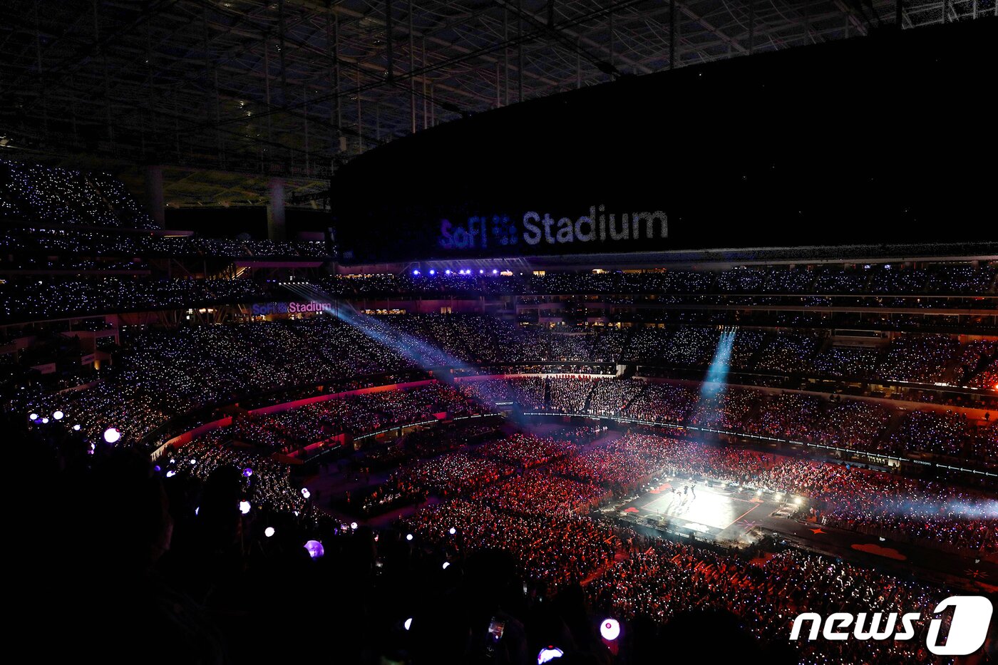 본문 이미지 - 그룹 방탄소년단(BTS)이 28일(현지시간) 미국 로스앤젤레스 소파이 스타디움에서 열린 'BTS 퍼미션 투 댄스 온 스테이지 - LA'(BTS PERMISSION TO DANCE ON STAGE - LA) 공연에서 멋진 무대를 선보이고 있다. (빅히트뮤직 제공)2021.11.29 ⓒ 뉴스1