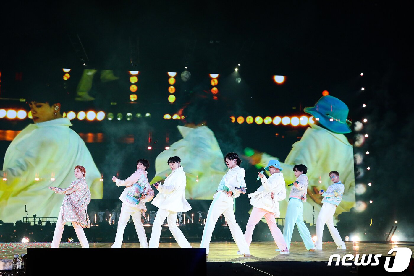 본문 이미지 - 그룹 방탄소년단(BTS)이 28일(현지시간) 미국 로스앤젤레스 소파이 스타디움에서 열린 'BTS 퍼미션 투 댄스 온 스테이지 - LA'(BTS PERMISSION TO DANCE ON STAGE - LA) 공연에서 멋진 무대를 선보이고 있다. (빅히트뮤직 제공)2021.11.29 ⓒ 뉴스1