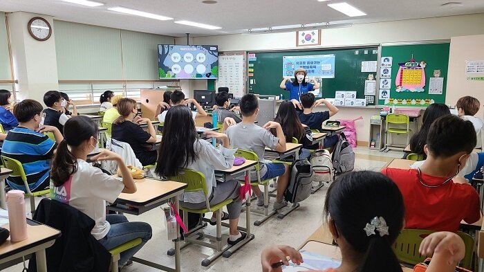 본문 이미지 - 충북 청주시 산성초등학교 6학년을 대상으로 '푸른코끼리' 강사가 사이버폭력 예방 교육을 실시하고 있다.(삼성 제공)ⓒ 뉴스1