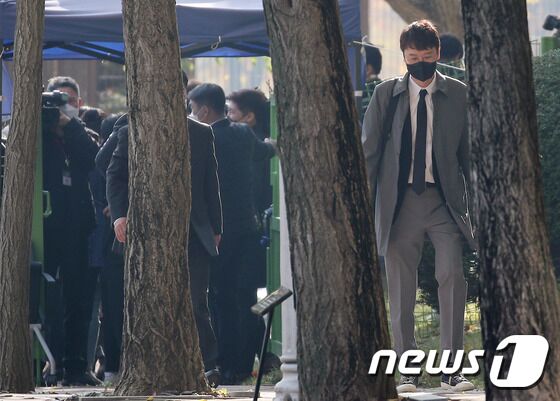 김웅 국민의힘 의원이 3일 오전 경기도 정부과천청사 고위공직자범죄수사처(공수처)에 윤석열 전 검찰총장 재직 시절 불거진 검찰의 '고발사주' 의혹 사건 관련 피의자 신분으로 소환 조사를 받기 위해 걸어들어가고 있다. 2021.11.3/뉴스1 © News1 박정호 기자
