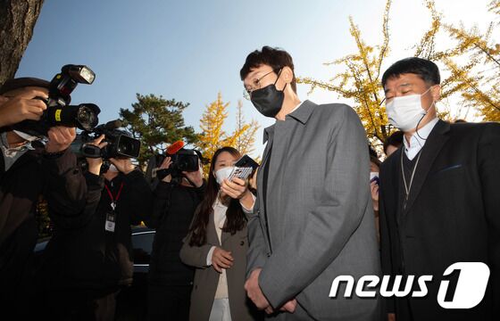 김웅 국민의힘 의원이 3일 오전 경기도 정부과천청사 고위공직자범죄수사처(공수처)에 윤석열 전 검찰총장 재직 시절 불거진 검찰의 '고발사주' 의혹 사건 관련 피의자 신분으로 소환 조사를 받기 위해 출석하고 있다. 2021.11.3/뉴스1 © News1 박정호 기자