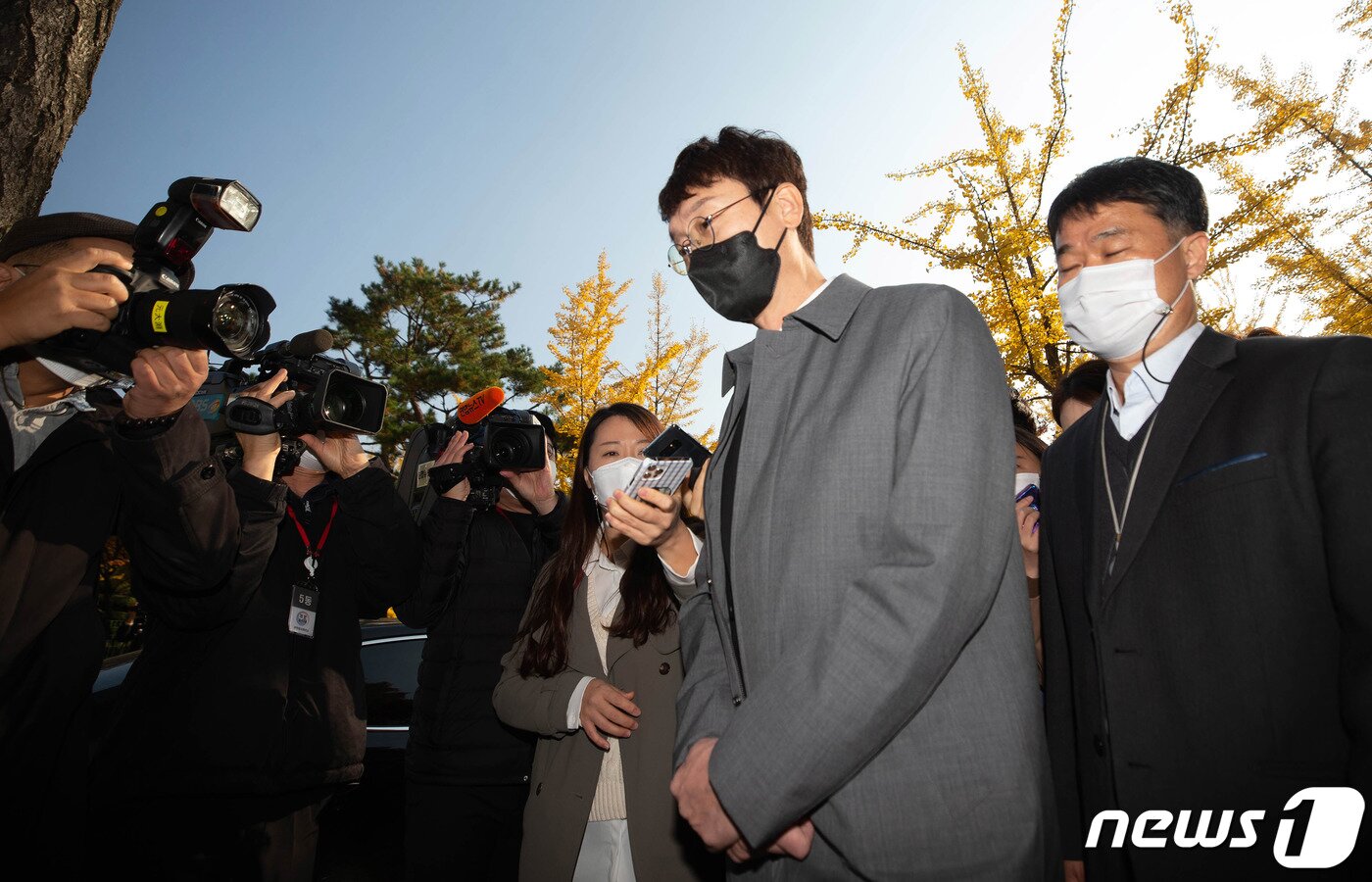 본문 이미지 - 김웅 국민의힘 의원이 3일 오전 경기도 정부과천청사 고위공직자범죄수사처(공수처)에 윤석열 전 검찰총장 재직 시절 불거진 검찰의 '고발사주' 의혹 사건 관련 피의자 신분으로 소환 조사를 받기 위해 출석하고 있다. 2021.11.3/뉴스1 ⓒ News1 박정호 기자