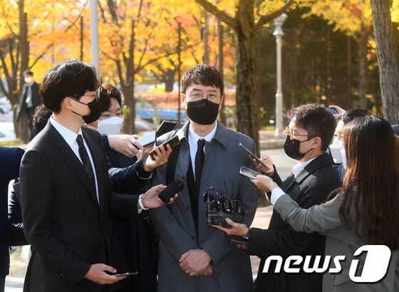김웅 국민의힘 의원이 3일 오전 경기도 정부과천청사 고위공직자범죄수사처(공수처)에 윤석열 전 검찰총장 재직 시절 불거진 검찰의 '고발사주' 의혹 사건 관련 피의자 신분으로 소환 조사를 받기 위해 출석하며 취재진의 질문에 답하고 있다. 2021.11.3/뉴스1 © News1 박정호 기자