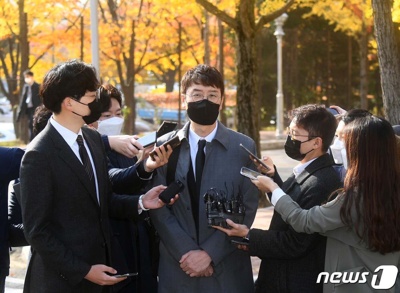 본문 이미지 - 김웅 국민의힘 의원이 3일 오전 경기도 정부과천청사 고위공직자범죄수사처(공수처)에 윤석열 전 검찰총장 재직 시절 불거진 검찰의 '고발사주' 의혹 사건 관련 피의자 신분으로 소환 조사를 받기 위해 출석하며 취재진의 질문에 답하고 있다. 2021.11.3/뉴스1 ⓒ News1 박정호 기자
