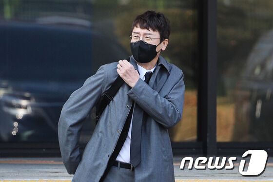 김웅 국민의힘 의원이 3일 오전 경기도 정부과천청사 고위공직자범죄수사처(공수처)에 윤석열 전 검찰총장 재직 시절 불거진 검찰의 '고발사주' 의혹 사건 관련 피의자 신분으로 소환 조사를 받기 위해 출석하고 있다. 2021.11.3/뉴스1 © News1 박정호 기자