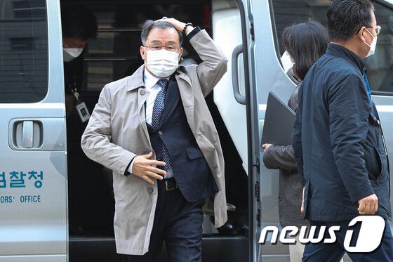 대장동 개발 로비 특혜 의혹의 핵심 인물인 화펀대유자산관리 대주주 김만배 씨가 구속 전 피의자 심문을 받기 위해 3일 오전 서울 서초구 서울중앙지법으로 출석하고 있다. 2021.11.3/뉴스1 © News1 성동훈 기자