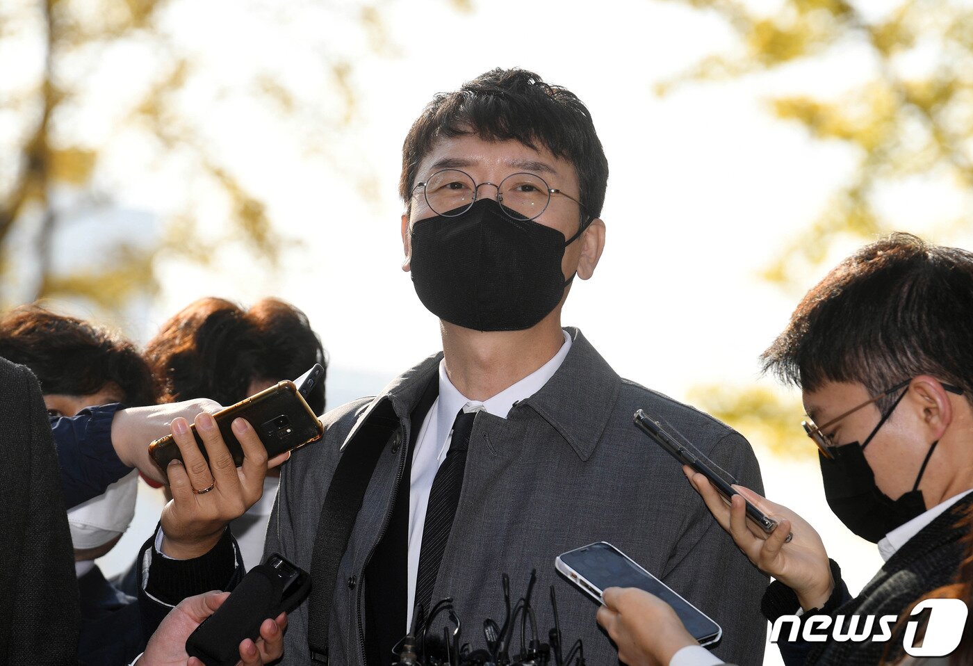 본문 이미지 - 김웅 국민의힘 의원이 3일 오전 경기도 정부과천청사 고위공직자범죄수사처(공수처)에 윤석열 전 검찰총장 재직 시절 불거진 검찰의 '고발사주' 의혹 사건 관련 피의자 신분으로 소환 조사를 받기 위해 출석하며 취재진의 질문에 답하고 있다. 2021.11.3/뉴스1 ⓒ News1 박정호 기자