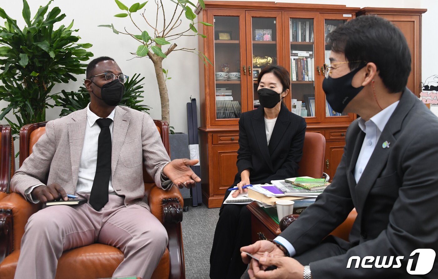 본문 이미지 - 방한중인 딘 가필드(Dean Garfield) 넷플릭스 공공정책 수석부사장이 3일 오전 국회 과방위원장실에서 이원욱 위원장과 논란이 되고 있는 '망사용료'와 문제와 콘텐츠 상생협력 방안 등을 논의하고 있다. 2021.11.3/뉴스1 ⓒ News1 오대일 기자