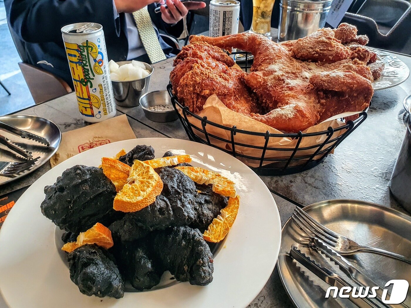 본문 이미지 - BBQ가 출시한 꺼먹치킨(왼쪽)과 파더's치킨 ⓒ 뉴스1 황덕현 기자