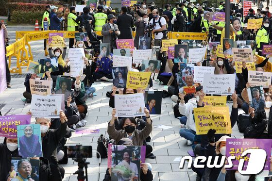 3일 오후 서울 종로구 옛 일본대사관 앞에서 1516차 일본군 성노예제 문제해결을 위한 정기 수요시위가 진행되고 있다. '단계적 일상회복(위드 코로나)' 시행으로 집회 제한도 완화되면서 접종자·미접종자 구분 없이 99명까지 집회가 가능하며 접종 완료자, PCR검사 음성 확인자, 18세 이하 등 참여시에는 499명까지 가능하다. 2021.11.3/뉴스1 © News1 조태형 기자