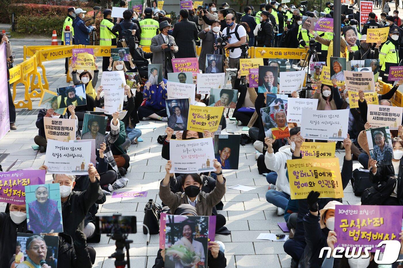 본문 이미지 - 3일 오후 서울 종로구 옛 일본대사관 앞에서 1516차 일본군 성노예제 문제해결을 위한 정기 수요시위가 진행되고 있다. '단계적 일상회복(위드 코로나)' 시행으로 집회 제한도 완화되면서 접종자·미접종자 구분 없이 99명까지 집회가 가능하며 접종 완료자, PCR검사 음성 확인자, 18세 이하 등 참여시에는 499명까지 가능하다. 2021.11.3/뉴스1 ⓒ News1 조태형 기자