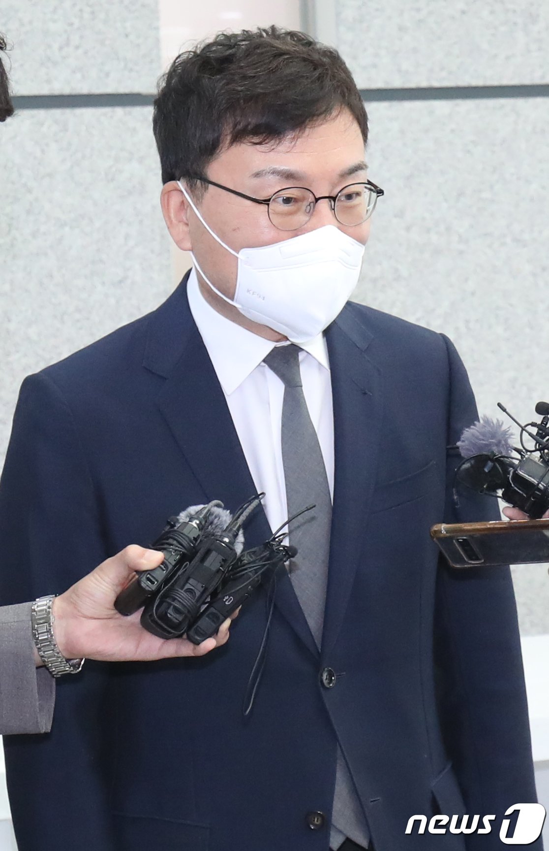 본문 이미지 - 이상직 무소속 의원이 3일 전북 전주시 전주지법에서 열린 공판 출석에 앞서 취재진의 질의에 답변을 하고 있다. 2021.11.3/뉴스1 ⓒ News1 유경석 기자