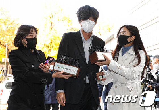 대장동 개발 로비 특혜 의혹의 핵심 인물인 남욱 변호사가 구속 전 피의자 심문을 받기 위해 3일 오전 서울 서초구 서울중앙지법으로 출석하고 있다. 2021.11.3/뉴스1 © News1 성동훈 기자