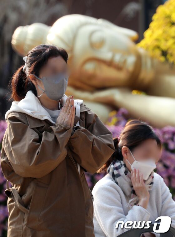 2022학년도 대학수학능력시을 보름 앞둔 3일 서울 종로구 조계사에서 수험생 가족들이 기도를 하고 있다. 2021.11.3/뉴스1 © News1 김명섭 기자