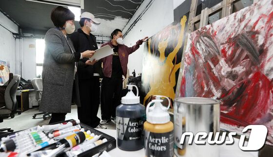 위드 코로나(단계적 일상회복)로 대학교들의 대면 수업이 재개된 3일 오후 서울 종로구 상명대학교에서 학생들이 마스크를 착용한 채 수업을 듣고 있다. 2021.11.3/뉴스1 © News1 조태형 기자