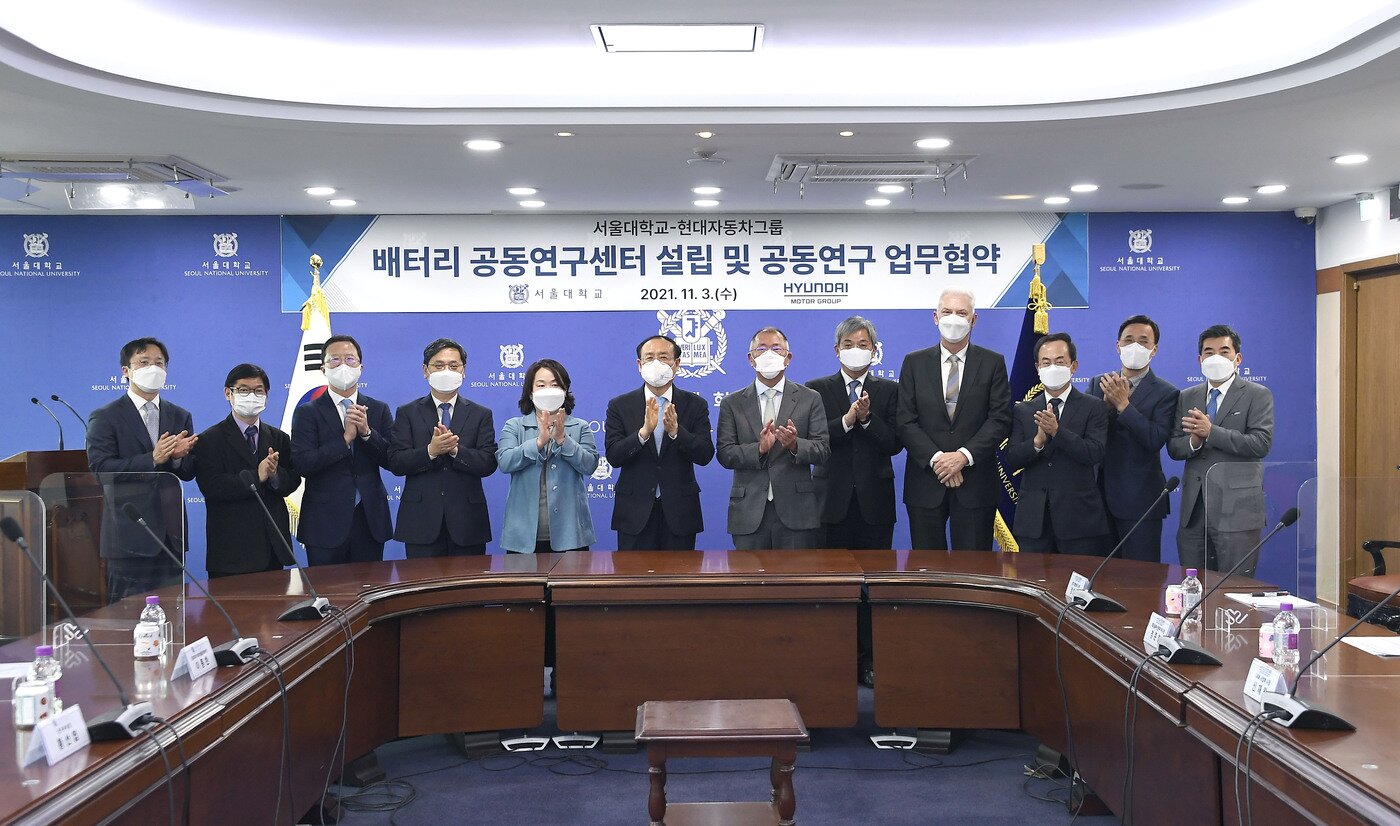 본문 이미지 - 서울 관악구 서울대 관악캠퍼스 행정관에서 열린 '현대차그룹-서울대 배터리 공동연구센터' 설립 및 중장기 공동연구를 위한 업무협약(MOU) 체결식에서 (왼쪽부터) 서울대 장호원 공대연구부학장, 황선엽 연구부처장, 최장욱 교수, 이병호 공대학장, 이현숙 연구처장, 오세정 총장, 현대차그룹 정의선 회장, 임태원 전무, 알버트 비어만 사장, 김걸 사장, 박정국 사장, 신재원 사장이 기념촬영하고 있다. ⓒ 뉴스1