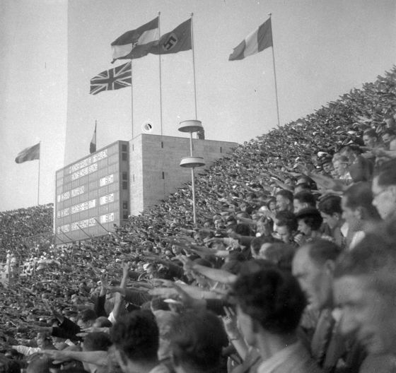 베를린올림픽 기간 중 독일 관중들이 메달 시상식에서 나치 깃발이 올라가자 일제히 '하일 히틀러'를 외치고 있다 / 사진출처 = 위키피디아
