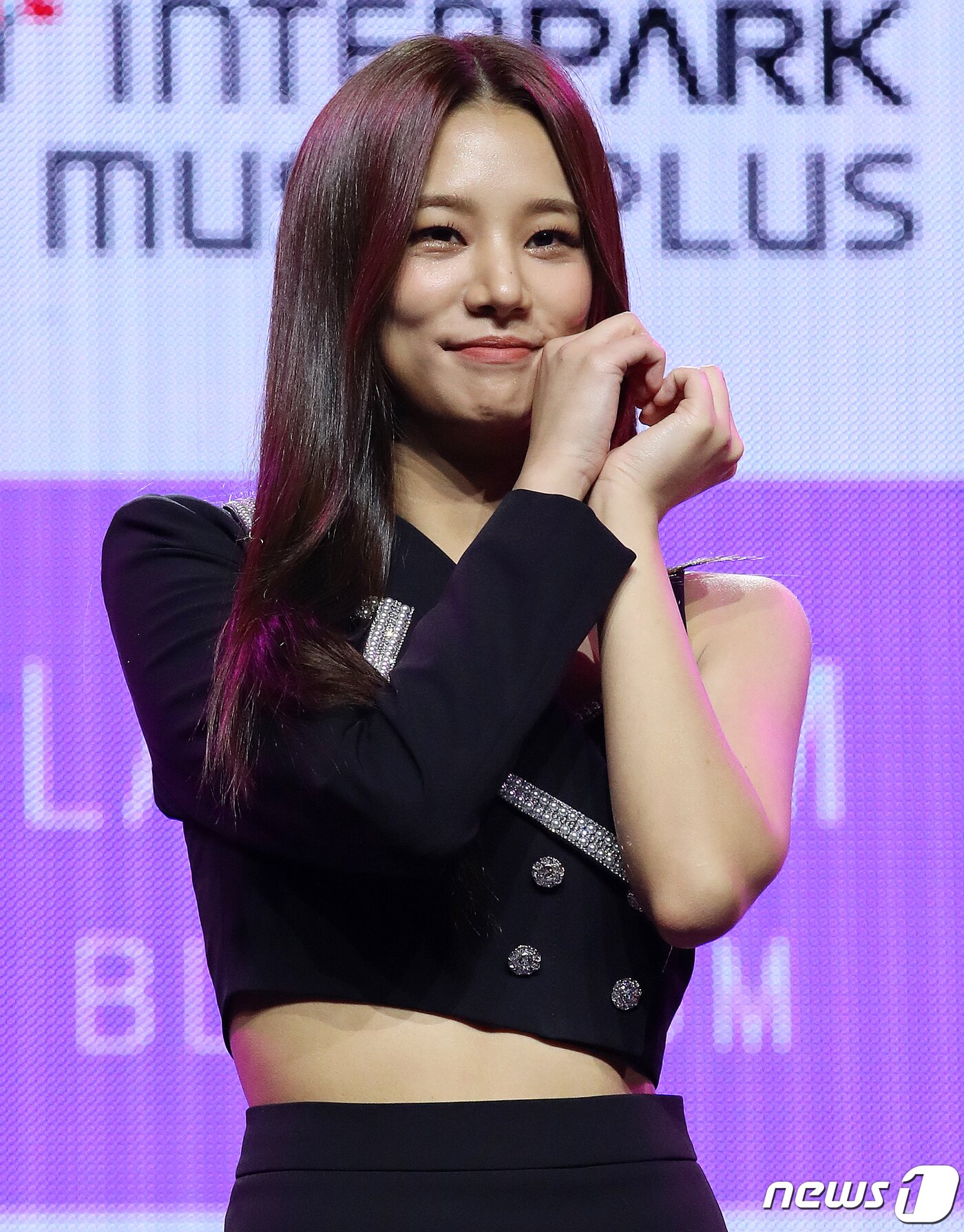 본문 이미지 - 걸그룹 라붐 솔빈이 3일 오후 서울 용산구 한남동 블루스퀘어 마스터카드홀에서 열린 미니 앨범 3집 '블라썸(BLOSSOM)' 발매 기념 쇼케이스에서 포토타임을 갖고 있다. '상상더하기' 역주행 이후 4인 체제로 돌아온 라붐의 이번 신보는 타이틀곡 '키스 키스(Kiss Kiss)'를 비롯한 '얼마나 좋을까', '똑같잖아', '러브 온 유(Love On You)'까지 총 4곡이 수록됐다. 2021.11.3/뉴스1 ⓒ News1 김진환 기자