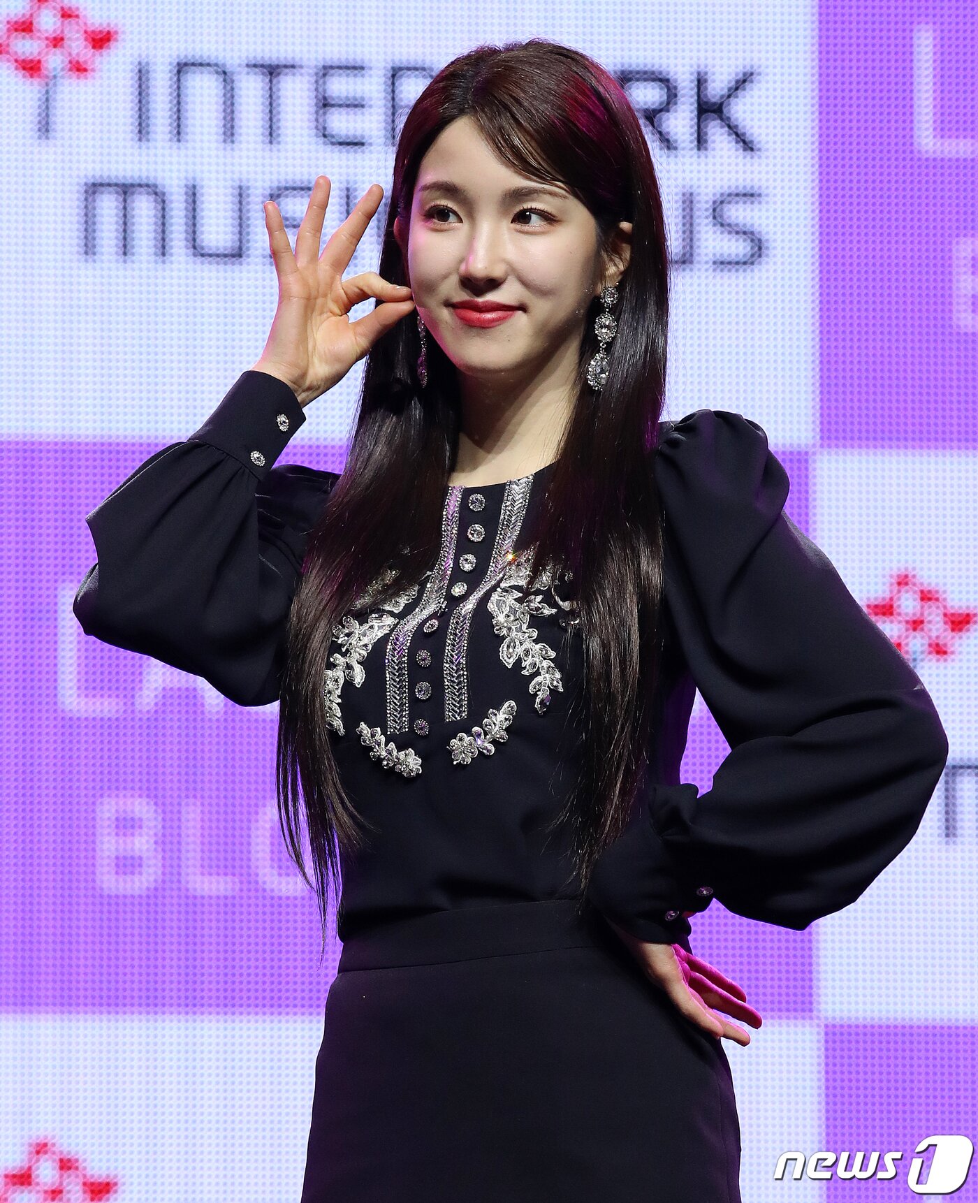 본문 이미지 - 걸그룹 라붐 진예가 3일 오후 서울 용산구 한남동 블루스퀘어 마스터카드홀에서 열린 미니 앨범 3집 '블라썸(BLOSSOM)' 발매 기념 쇼케이스에서 포토타임을 갖고 있다. '상상더하기' 역주행 이후 4인 체제로 돌아온 라붐의 이번 신보는 타이틀곡 '키스 키스(Kiss Kiss)'를 비롯한 '얼마나 좋을까', '똑같잖아', '러브 온 유(Love On You)'까지 총 4곡이 수록됐다. 2021.11.3/뉴스1 ⓒ News1 김진환 기자