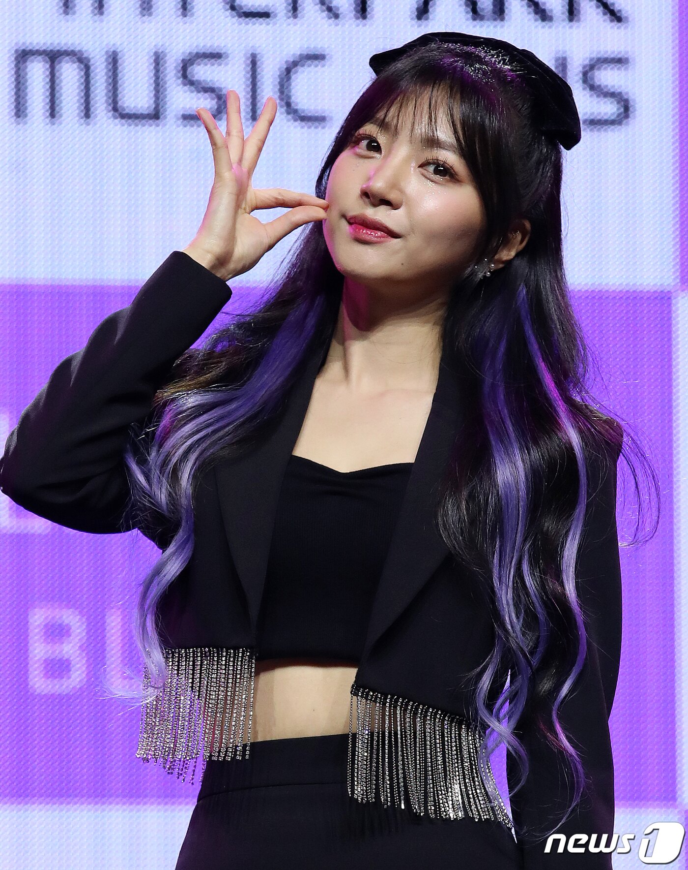 본문 이미지 - 걸그룹 라붐 해인이 3일 오후 서울 용산구 한남동 블루스퀘어 마스터카드홀에서 열린 미니 앨범 3집 '블라썸(BLOSSOM)' 발매 기념 쇼케이스에서 포토타임을 갖고 있다. '상상더하기' 역주행 이후 4인 체제로 돌아온 라붐의 이번 신보는 타이틀곡 '키스 키스(Kiss Kiss)'를 비롯한 '얼마나 좋을까', '똑같잖아', '러브 온 유(Love On You)'까지 총 4곡이 수록됐다. 2021.11.3/뉴스1 ⓒ News1 김진환 기자