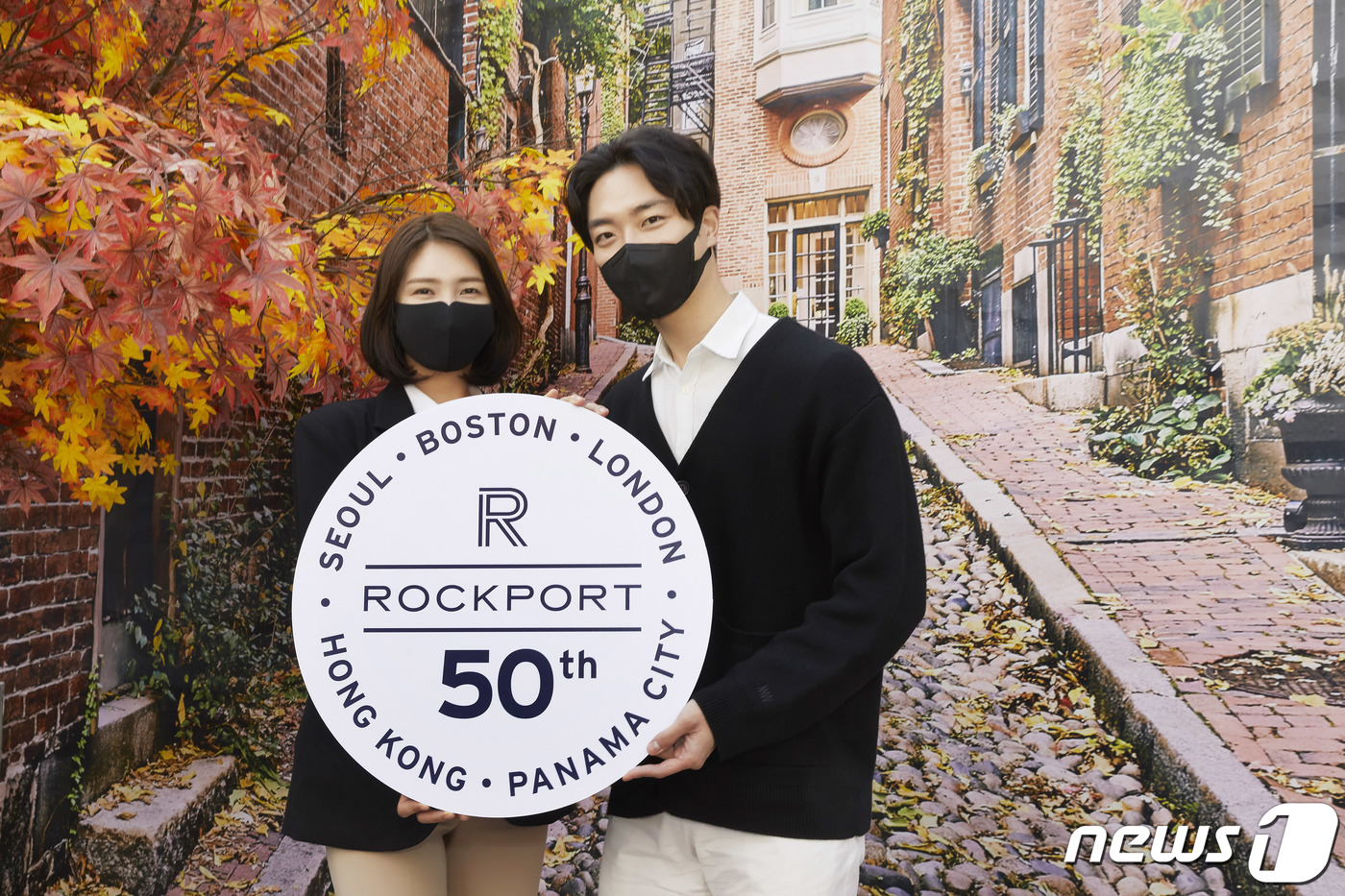 (서울=뉴스1) = 글로벌 슈즈 브랜드 락포트가 3일 꼴라보하우스 도산에서 창립 50주년을 기념해 팝업 전시를 시작했다. 뉴잉글랜드에서 시작된 락포트 브랜드 헤리티지를 느끼고 체험 …