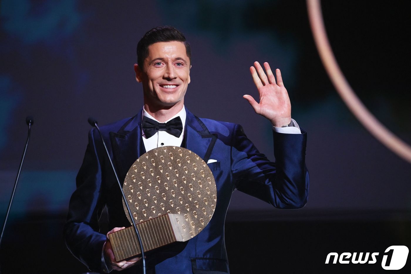 본문 이미지 - 올해의 스트라이커상을 수상한 로베르트 레반도프스키. ⓒ AFP=뉴스1