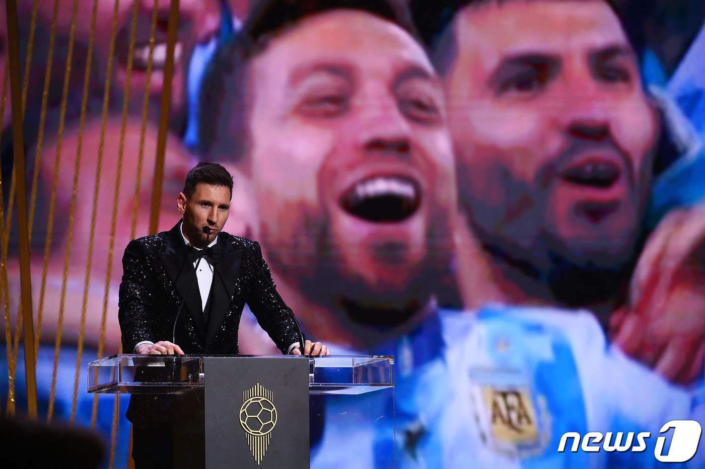 본문 이미지 - 발롱도르 수상 소감을 말하고 있는 메시. ⓒ AFP=뉴스1