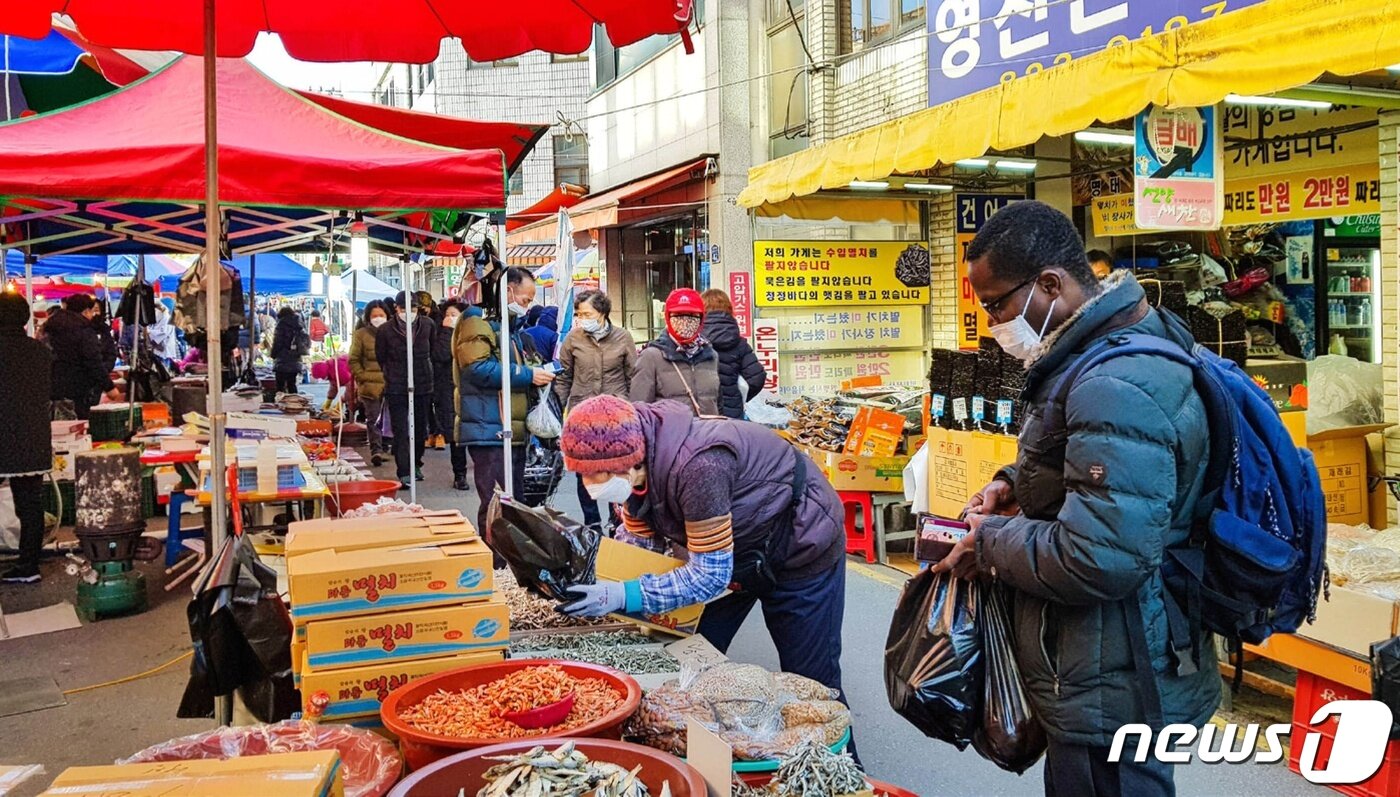 본문 이미지 - 한중교류문화연구소가 발간한 ‘유성 오일장’에 수록된 사진 ⓒ뉴스1