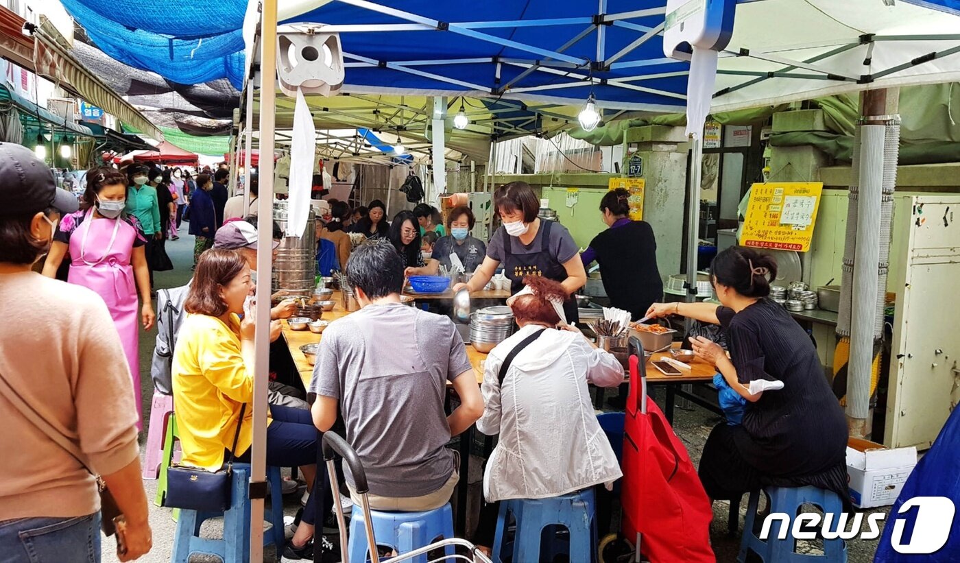 본문 이미지 - 한중교류문화연구소가 발간한 ‘유성 오일장’에 수록된 사진 ⓒ뉴스1